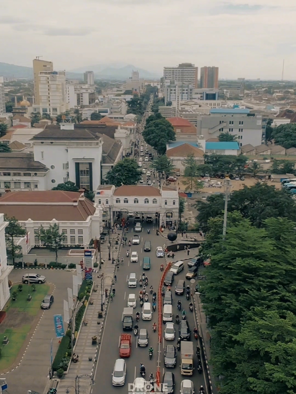 Pantauan udara di pusat kota Bandung (Braga, Asia Afrika)  Pagi ini (Sabtu, 28 Desember 2024).  Selamat Berlibur dan berakhir pekan Wargi Indonesia 🥰 #bandung #explorebandung #portrait #dronenation #djidronebandung 