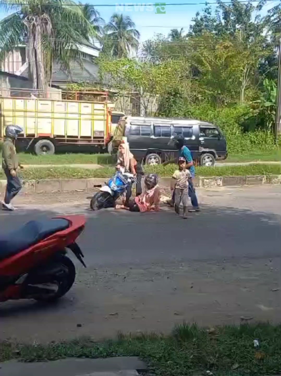 Jalan Berlubang di Jl Medan-Banda Aceh desa Padang sakti Memakan K*rban Lhokseumawe – Jalan berlubang di Jl Medan-Banda Aceh, tepatnya di Desa Padang Sakti, Kecamatan Muara Satu, KM 266, Akhirnya menelan korban Sabtu 28 Desember 2024. Kali ini, seorang mahasiswi yang sedang membonceng adiknya menjadi korban kecelakaan akibat kondisi jalan yang rusak parah tersebut. Yana safiria yang ingin menuju puskemas untuk mengambil obat adiknya terperosok ke lobang karena tidak memungkinkan untuk mnhidari lagi karena sebelah kirinya ada mobil lain yang melintas. Kejadian ini menambah panjang daftar insiden yang terjadi akibat lubang besar yang menganga di tengah jalan.  Isa Warga sekitar mengungkapkan kekhawatiran atas kondisi tersebut yang telah lama diabaikan tanpa ada perbaikan dari pihak terkait. 