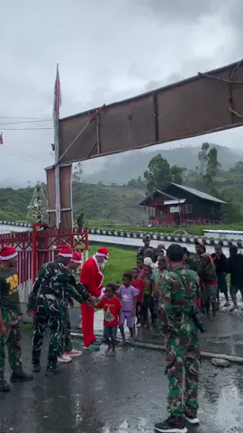 Moment yang jarang sekali di rasakan oleh anak anak Papua di daerah konflik di pegunungan. Semoga dengan kegiatan ini anak- anak papua bisa merasakan Damai natal yang sebenarnya 🎅✨ Selamat Natal 26/12/2024🙏 #fypage #abdinegara #tniindonesia🇲🇨 #puncakjaya #satgaspapua #papuapegunungan #fypシ゚viral #fypシ #fyppppppppppppppppppppppp #715raider⚡🇲🇨 #soalmanado #manadoviral #papua #amurang 