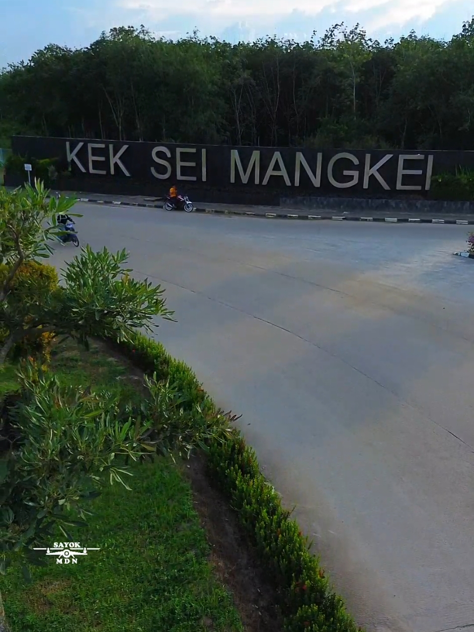 Keindahan Bundaran Kek Sei Mangke kawasan industri. Udah pernah fhoto kelen disini wee ..?  #kekseimangke #perdagangan #limapuluh #simalungun #videodrone #sayokmdn 