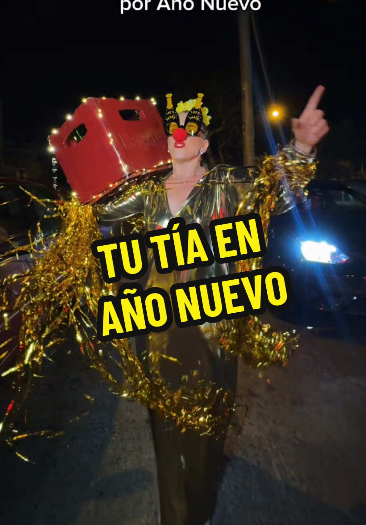 Todos tenemos una tía así, o no? 🍻 #johannasanmiguel #añonuevo #queca #humortiktok #viral 