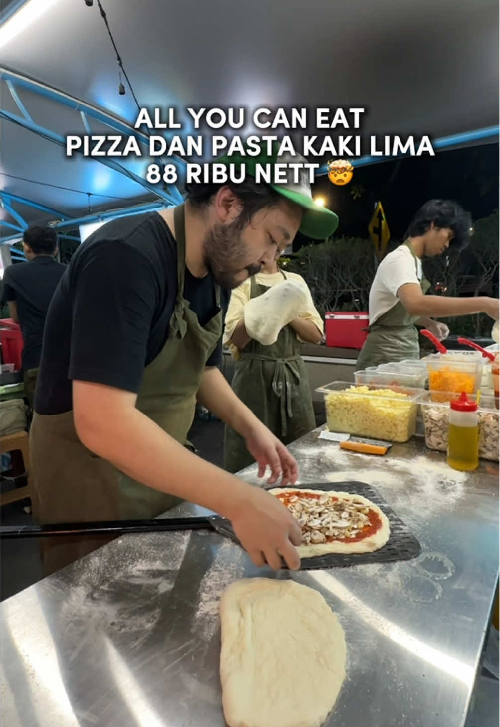 Kesampean juga nyobain all you can eat pizza & pasta tendaan ini!! 88 ribu nett, durasi 60 menit dan udah termasuk ice tea free refill juga. Pizza-nya tuh SOURDOUGH PIZZA ya. 📌 PROMO SAMPAI JANUARI 2025: - Buy 2 get 1 pizza a la carte (berlaku di semua cabang) - Buy 3 get 4 all you can eat (khusus di cabang PIK) Sebelumnya mereka udah viral di PIK, ini cabang barunya versi tendaan di WGP Kelapa Gading. 📍 One Piezza Da Tenda WGP Kelapa Gading 🕰️ 18.00 - 22.00 #ttpetualangpro #kuliner #kulinerjakarta #kulinerkelapagading #allyoucaneat #onepiezza 