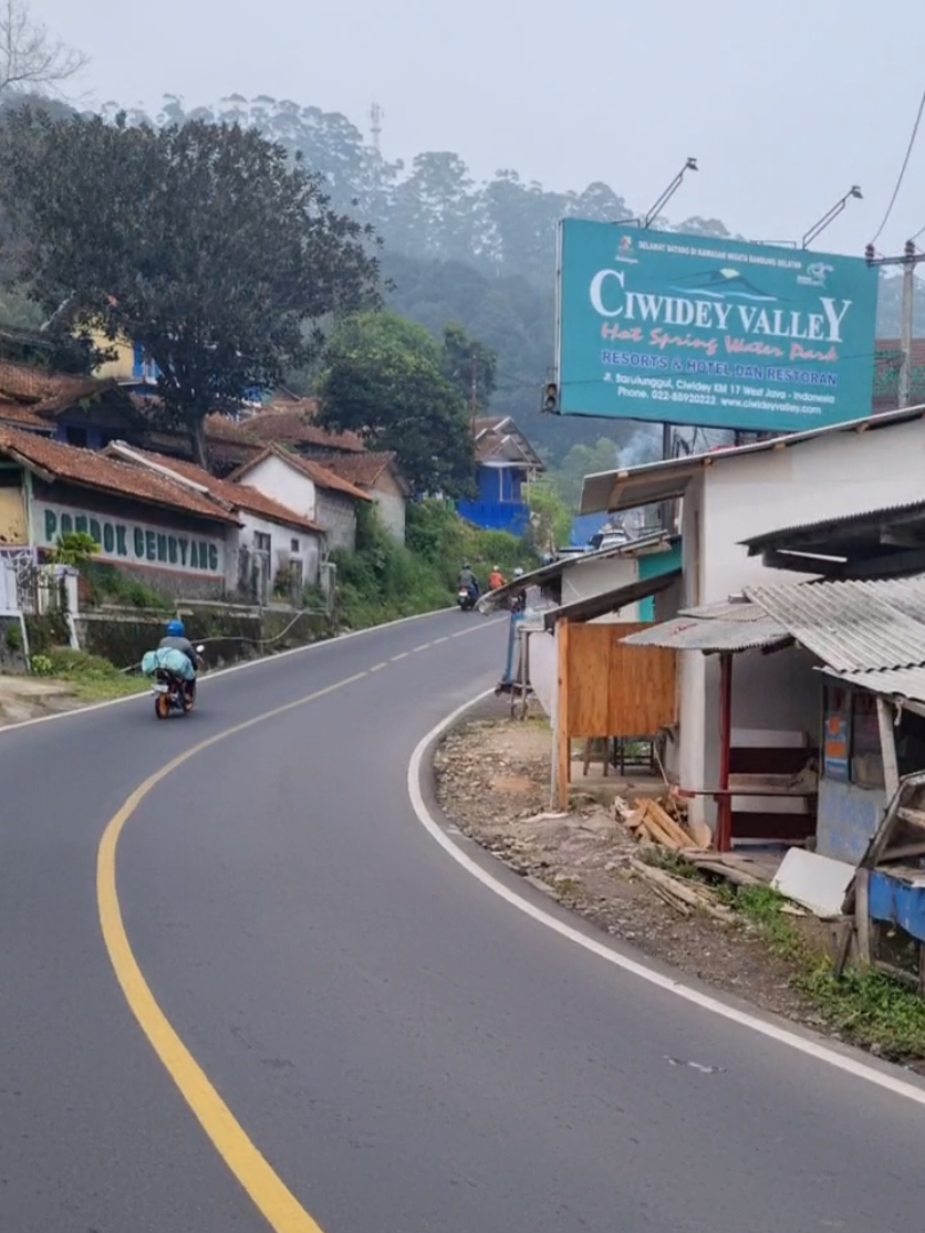 Ciwidey,, Bandung #bandung #ciwidey #motoran #fyp #jalan #storyjalanan #jalanjalan #storytime #fypシ #story #adem #tiktok #liburan #sebatasperjalananpribadi 