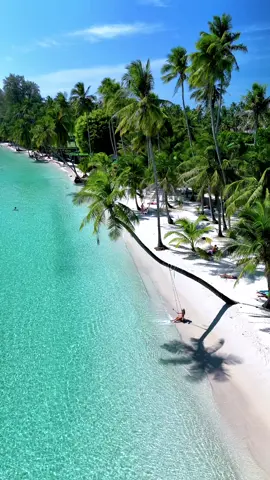 The beauty of Koh Kood🏝 Lots of people thinks those colors are not real but when you visit you will see it's more beautiful. I sit in the restaurant on the beach when it was high tide and all the people passing by just smiling on there face to see such a beautiful ocean 💙 #kohkood #thailandtrip #Thailand #thailand🇹🇭 #thailandtravel 