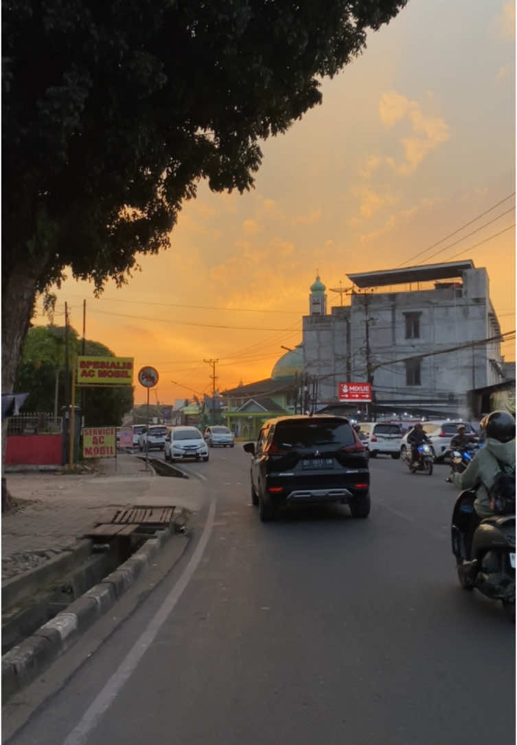 tinggalkanlah kenangan yang indah d 2024 ya teman teman 🤗☺️#kotajambi #jambi_city #sunset #sunsetlover #mentahan #jambi #sadvibes🥀 #sadstory #fypage #katakata #sleepyboys #vibes 