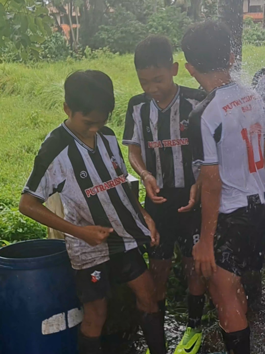 Kebersamaan Putra Tresna U12 #pemainberbakat #sepakbolabali #fypage #grassrootsfootball #pemainbola #indonesia🇮🇩 #fyp #mandi #shower #putratresnabali #trending 