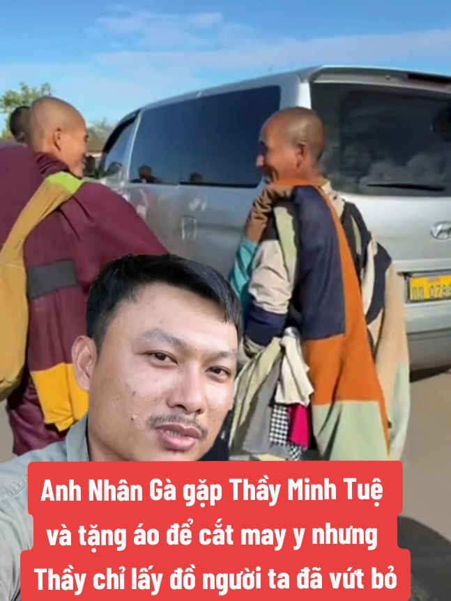 Anh Nhân Gà gặp Thầy Minh Tuệ và tặng áo để Thầy cắt may y nhưng Thầy chỉ lấy đồ người ta đã vứt bỏ. Anh Báu gợi ý cách cúng dường áo thì Thầy nói đừng có bày, để tất cả hữu duyên. Trích từ anh Đoàn Văn Báu Về Miền Đất Phật ngày 28/12. #minhtue #thayminhtue #thichminhtue #suminhtue #phatgiao #daophat #tutam #thayminhtuemoinhat   #phattaitam #phatphapnhiemmau #phatphap 