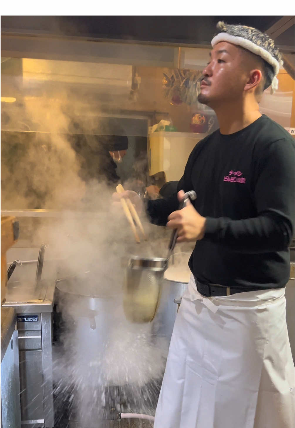 日本最速 朝4時開店→深夜3時に行列が殺到する朝ラーメン 【神奈川・横浜 どんとこい家】 🌅朝4時開店！ 早朝からラーメンが楽しめる「どんとこい家」に行ってきました✨ 豚骨醤油スープは濃すぎず、カエシと旨みがしっかり効いていて、まるで飲み物のようにゴクゴクいけちゃうタイプ🍜 家系ラーメンの中でも抜群の美味しさ！ 特筆すべきは、分厚くて大きなチャーシュー🥩。噛むたびに旨みが広がり、まさに世界一美味しいチャーシューと言える仕上がり。 🌟メニュー 	•	チャーシューメン 1,000円 	•	昼飯セット 1,000円 数々の家系ラーメンを食べてきましたが、ここで過去最高記録を更新！感動する美味しさで疲れも吹き飛びました🥰 ご馳走様でした！ ——————————————————— 📍神奈川県横浜市保土ケ谷区和田1-11-25 (Wada 1-11-25, Hodogaya-ku, Yokohama City, Kanagawa) ⏰朝4:00開店 🚃和田町駅から徒歩5分 ——————————————————— Japan’s Earliest Ramen: Opens at 4 AM → Crowds Line Up From 3 AM for Morning Ramen [Kanagawa, Yokohama – Don’t Koiya] 🌅Opens at 4 AM! We visited “Don’t Koiya,” where you can enjoy ramen bright and early in the morning✨ The tonkotsu shoyu (pork bone soy sauce) broth is perfectly balanced—not too strong—with a flavorful tare base and rich umami that makes it irresistibly drinkable🍜. Among all Iekei (Yokohama-style) ramen, this one stands out as exceptionally delicious! The star of the show is the thick, generously sized char siu🥩. Each bite releases an explosion of flavor, making it arguably the best char siu in the world. 🌟Menu • Char Siu Ramen – 1,000 yen • Lunch Set – 1,000 yen Having tried countless Iekei ramen shops, this place takes the crown for the best ramen yet! Its incredible taste left me awestruck and completely refreshed. Thank you for the amazing meal! 🥰 ——————————————————— 📍Wada 1-11-25, Hodogaya-ku, Yokohama City, Kanagawa ⏰Opens at 4:00 AM 🚃5-minute walk from Wadamachi Station ——————————————————— #神奈川グルメ #横浜グルメ #横浜ラーメン #Japanesefood #kanagawa