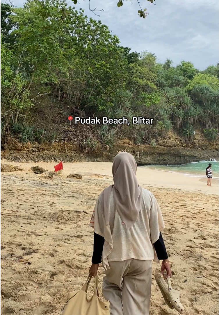 📍Pudak Beach, Blitar pantainya cantik banget dan bersih✨ (stay safe ya semuanya) 