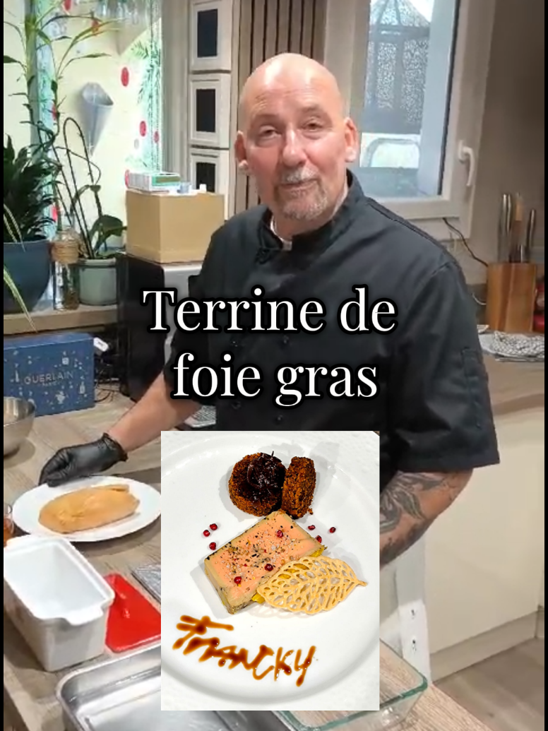 🍽 Recette n°1 : Terrine de foie gras. Pour un lobe de foie gras (éveiné) de 500 g, il vous faut : - 2g de noix de muscade râpée - 3g de sucre -4g de poivre noir moulu - 8g de sel - 1 verre d'armagnac Pour ma recette, j'ai pris de la fleur de sel à la truffe.  Commencer par allumer le four à 100 degrés en chaleur tournante. Mélanger toutes les épices entre elles. Ouvrir le lob en 2 et bien assaisonner sur toutes ses faces. Disposer les morceaux dans un plat et arroser avec l'Armagnac, laisser mariner à température ambiante une à deux heures. Au bout des deux heures mettre les lobes dans la terrine côté lisse vers l'extérieur, bien presser pour éviter les trous d'air. Faire une cuisson au bain-marie. L'eau ne doit pas dépasser un tiers de la hauteur de la terrine laisser cuire pendant une heure.  En fin de cuisson mettre une petite plaquette sur le dessus, presser et récupérer toute la graisse.  Laisser la plaquette et mettre dessus un poids d'un peu près 1 kilo et mettre au réfrigérateur. Le lendemain matin refaire fondre la graisse récupérer et la reverser dans la terrine et remettre la terrine au réfrigérateur pendant 3 jours avant dégustation. Vous n'avez plus qu'à déguster ! 😉 #recettenoel #recette #christmas #foiegras #terrine #recettefrancky #cuisinetiktok #recettefacile #recettedenoel #recettemaison  #christmasrecipe 