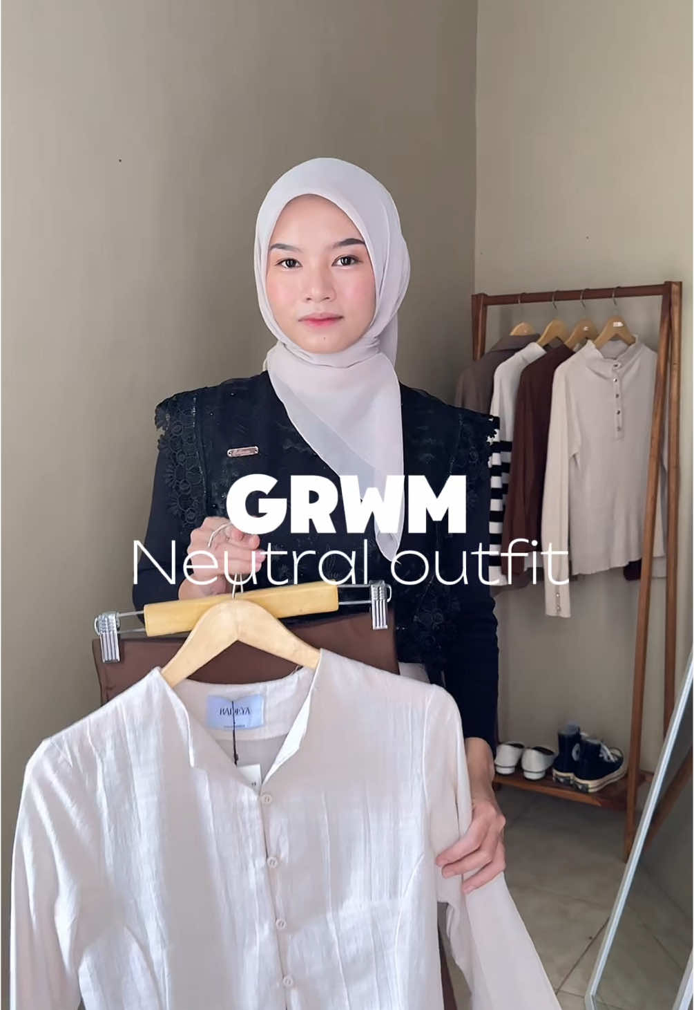 (Spill dicaption) neutral outfit emang outfit paling comfort kalo lagi bingung mau pakek apa baju - no.417 rok - no. 389 tas - no. 419 pashmina - no. 258 heels - no. 33  #OOTD #fyp 