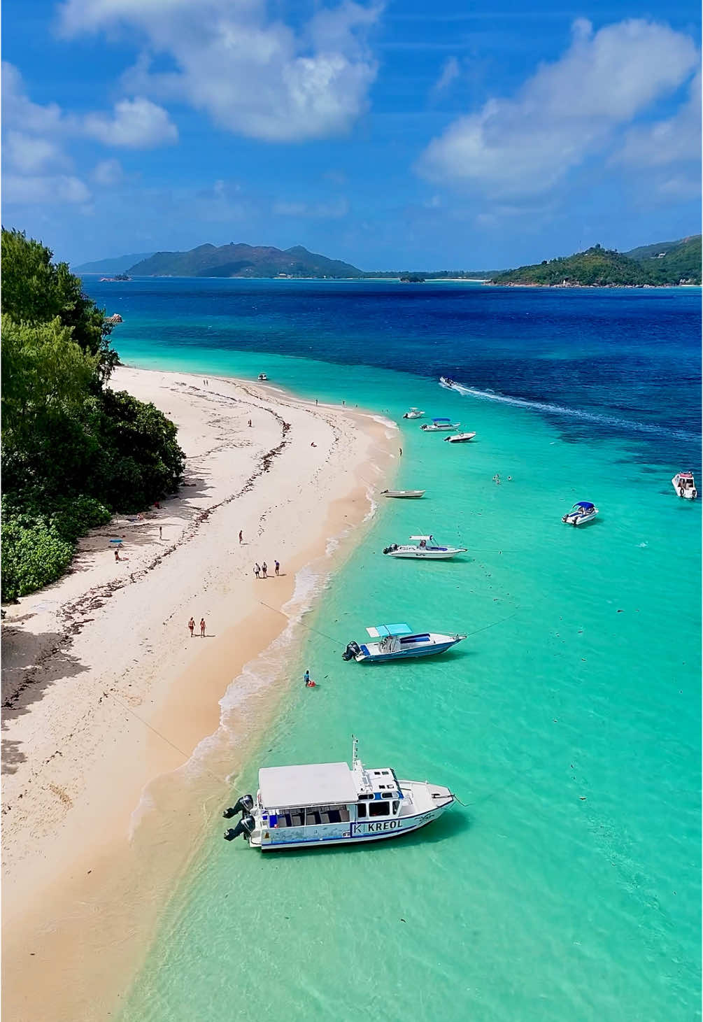 Beach day 🌊⛵️🌴 #seychelles #seychellestiktok🇸🇨 #islandvibes #beautifuldestinations #oceantok #plage #Summer #view #landscape #travel #bucketlisttravel #drone #vue #paysage #paysagemagnifiques #tropical #fryp #pourtoi 