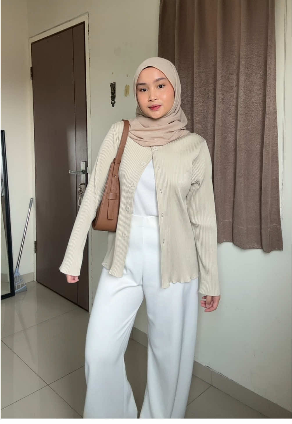 another supa quick fitcheck dengan cardi gemas iniii🤏🏻 #fitcheck #OOTD #simpleoutfit 