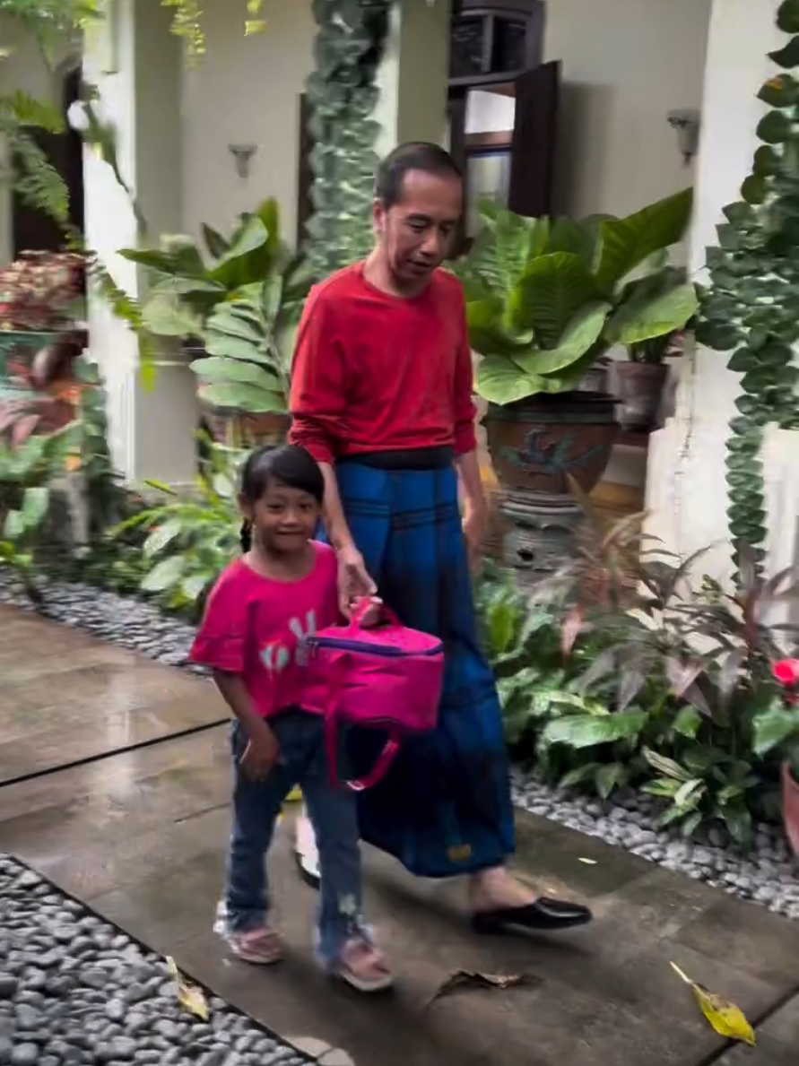 PERHATIANNYA BAPAK JOKOWI MELIHAT ANAK KECIL. SEPERTI MELIHAT CUCUNYA SENDIRI. LANGSUNG DI GANDENG KERUMAH DI KASIH HADIAH BAPAK JOKOWI.MIMPI APA DEK SEMALAM? #presidenjokowi #jokowidodo #jokowi #gibran #gibranrakabumingraka 