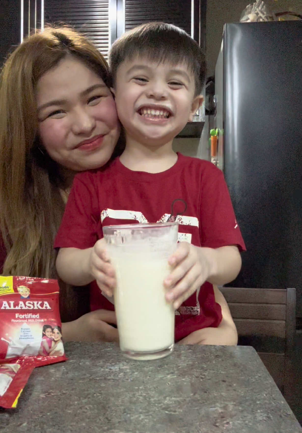 Dahil it’s holiday, which means more bonding with Liam, naisipan namin gawin ang Q&A challenge with a twist! For every correct answer, lalagyan natin ang baso with his new favorite milk! Mapupuno kaya niya?  Natry niyo na rin ba, mga Mommies? Comment down below! #MayBagoSiAlaska