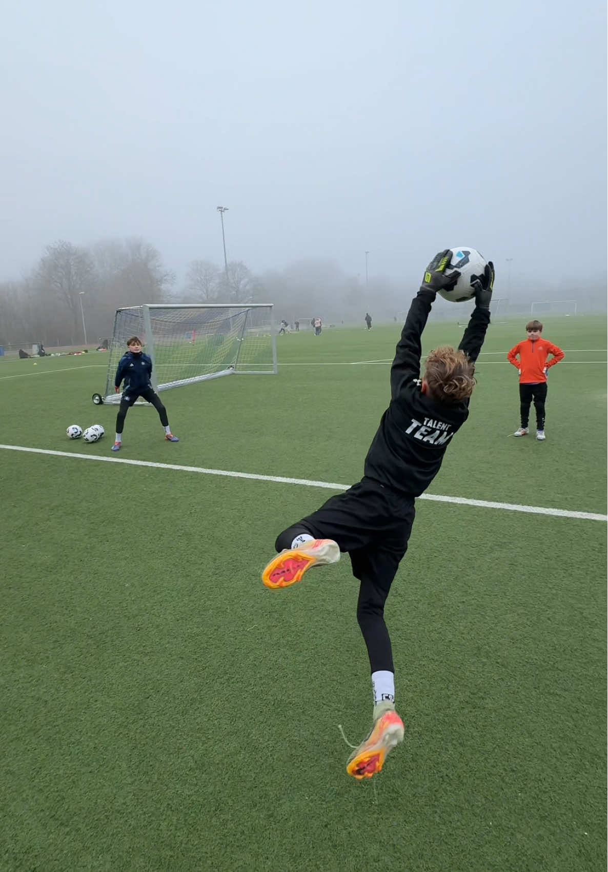 Born to fly @Goalkeeperpiet 🧤🚀. What are you doing today? #fy#fyp#viral#foryourepage#football 