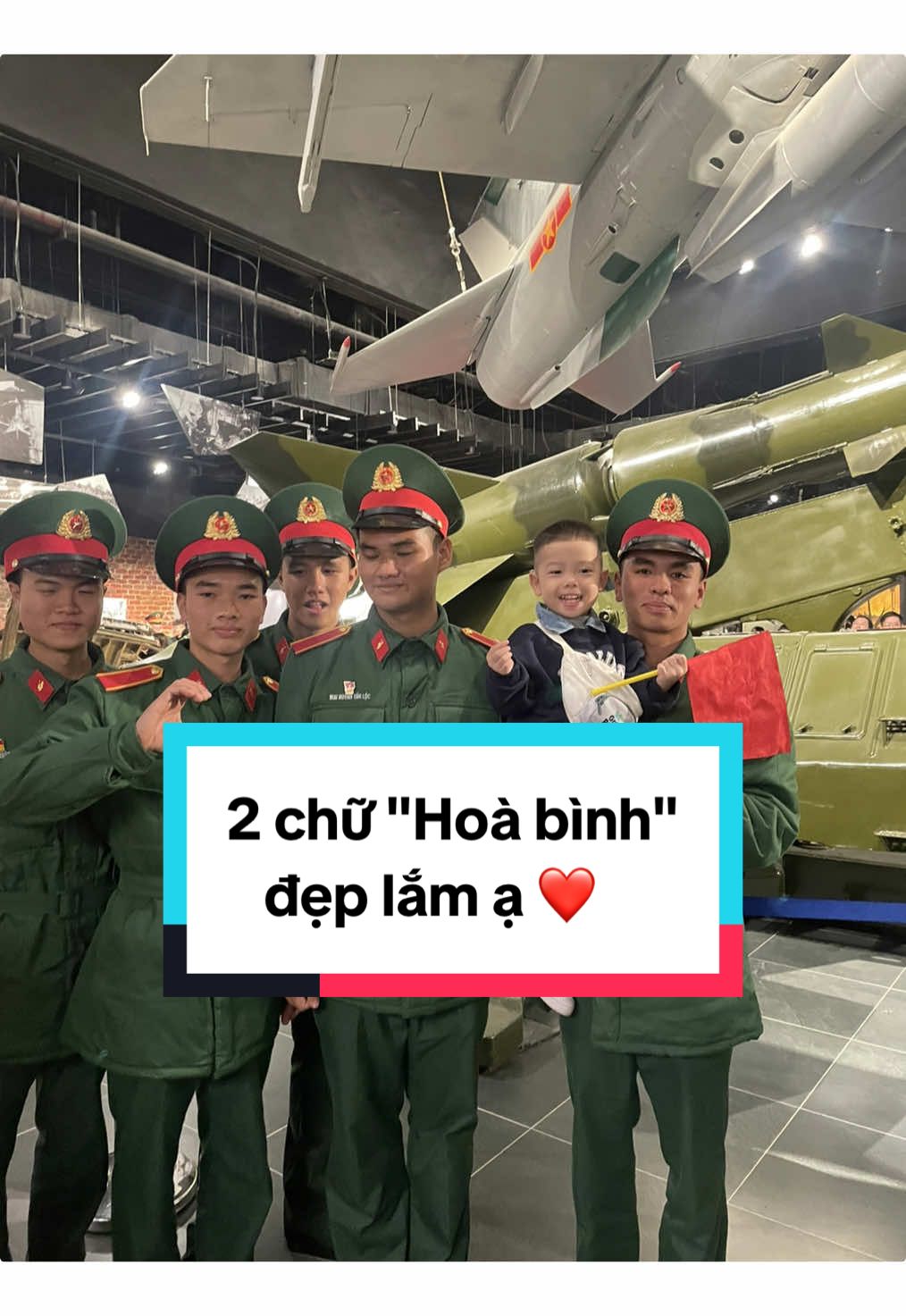 - Hôm qua cô giáo dạy con hai chữ “hoà bình” bố ạ. Thế  hoà bình có đẹp không hả bố? - Bố chưa bao giờ thấy hoà bình nhưng chắc là đẹp lắm đẹp như con vậy!  ❤️Có được hoà bình như ngày hôm nay không phải dễ, chúng con luôn biết ơn và trân trọng điều đó.#embepii #lammelandau #baotanglichsuquansuvn #80namqđndvietnam 