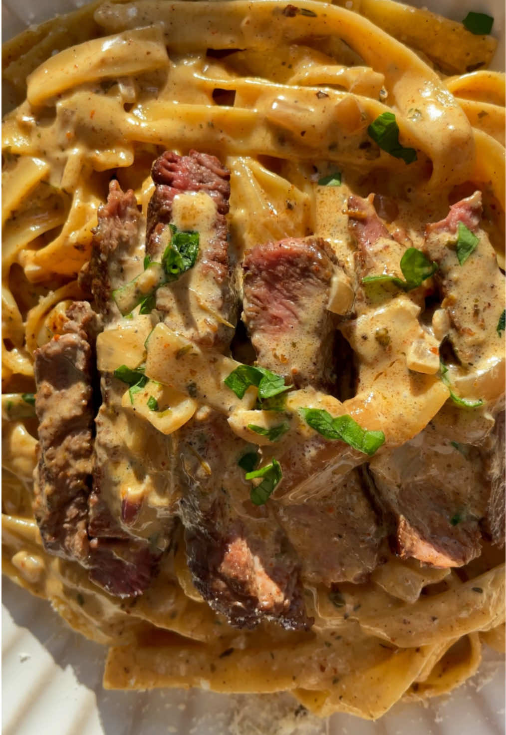 This creamy cajun steak pasta is 👩🏻‍🍳💋 Recipe is on the website, link in bio!♥️ #steak #pasta #cajun #fyp 