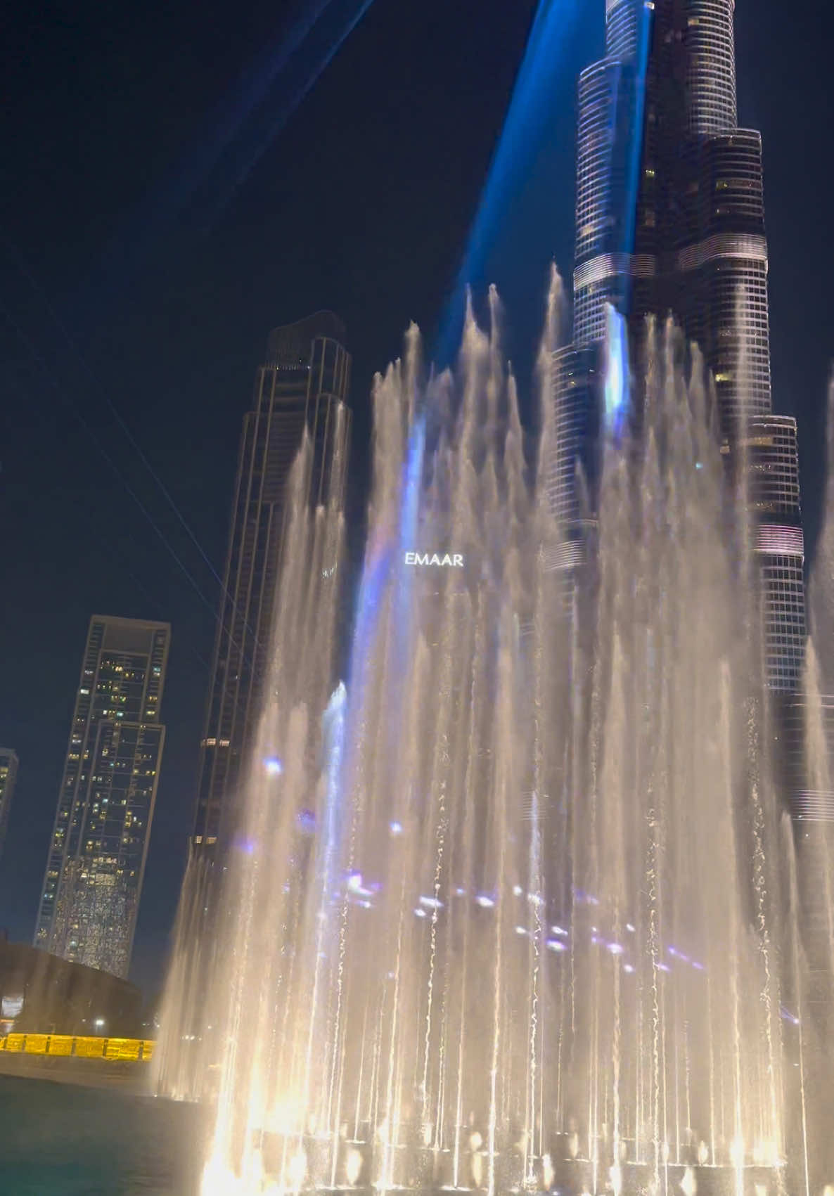 Very cool laser light and water fountain display on Christmas night at the Burj Khalifa, here in Dubai. They definitely have the opulence and luxury lifestyle down to a science! 🌃✨💎🇦🇪 . . . #BurjKhalifa #VisitDubai #BurjKhalifaView #BurjKhalifaLightShow 🎇🌃 #ChristmasInDubai 🎄🎅🏻 #NewYearsEveDubai 🎆🥂 #TravelGoals 🌍✈️ #LuxuryTravel 💎🌟