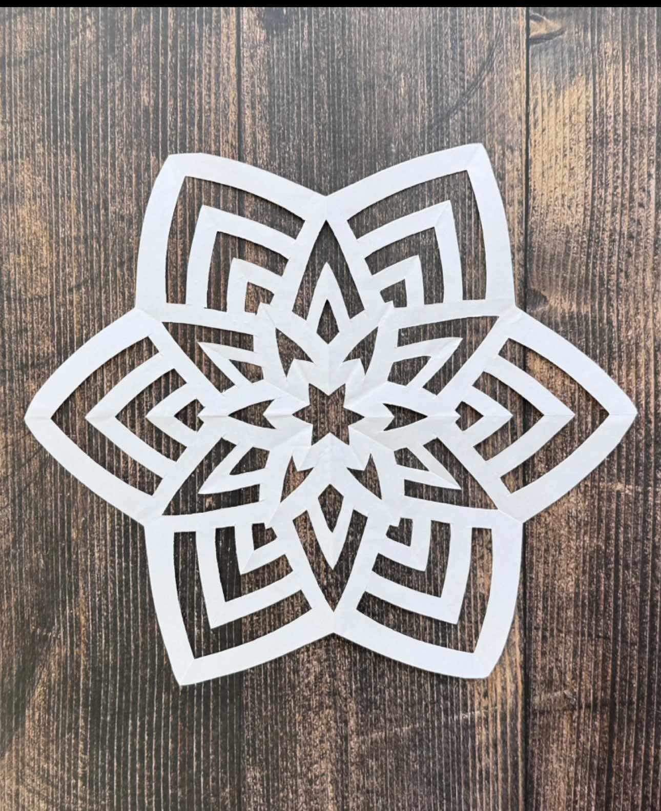 Easy Snowflake paper❄️ #DIY #christmas #howtomake #craft #snowflakes #papersnowflakes 