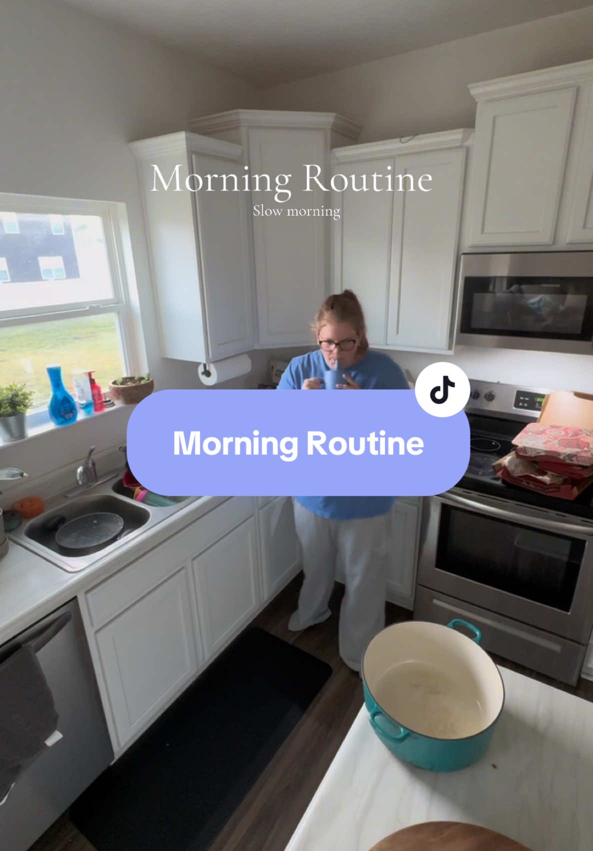 Deciding now to start the new year with @Emilie’s consistency on routines. Join us in a very slow morning with a crazy cat. #morningroutine #morningvlog #morningvibes #consistency #comfortcreator #morningvlog 