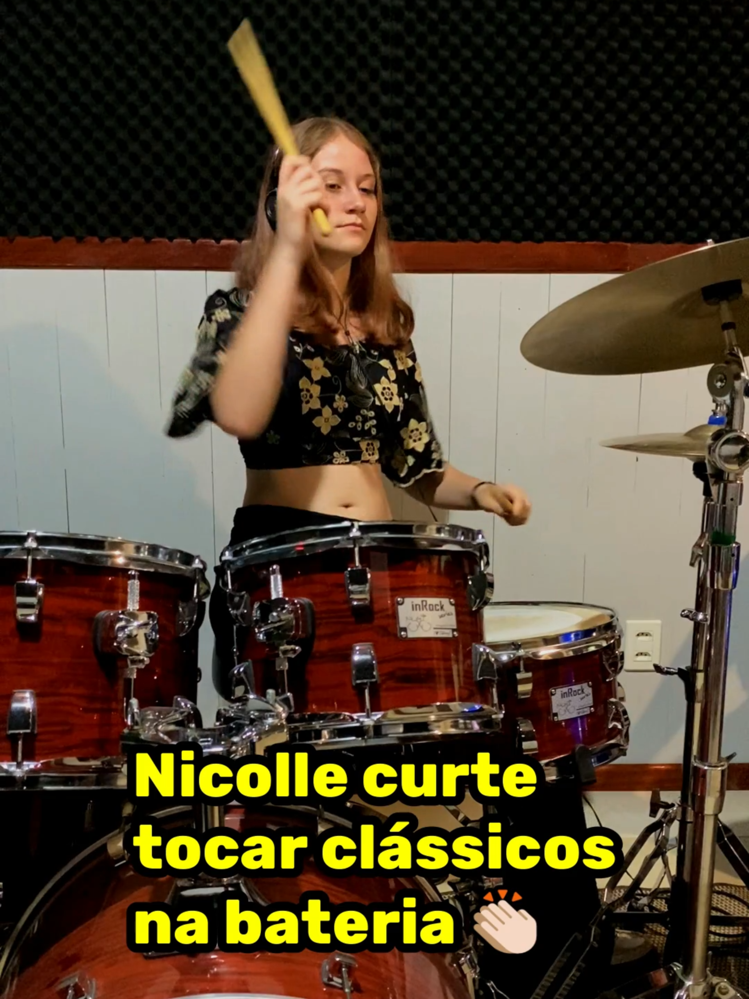 Nicolle tocando na bateria, o clássico do Queen 