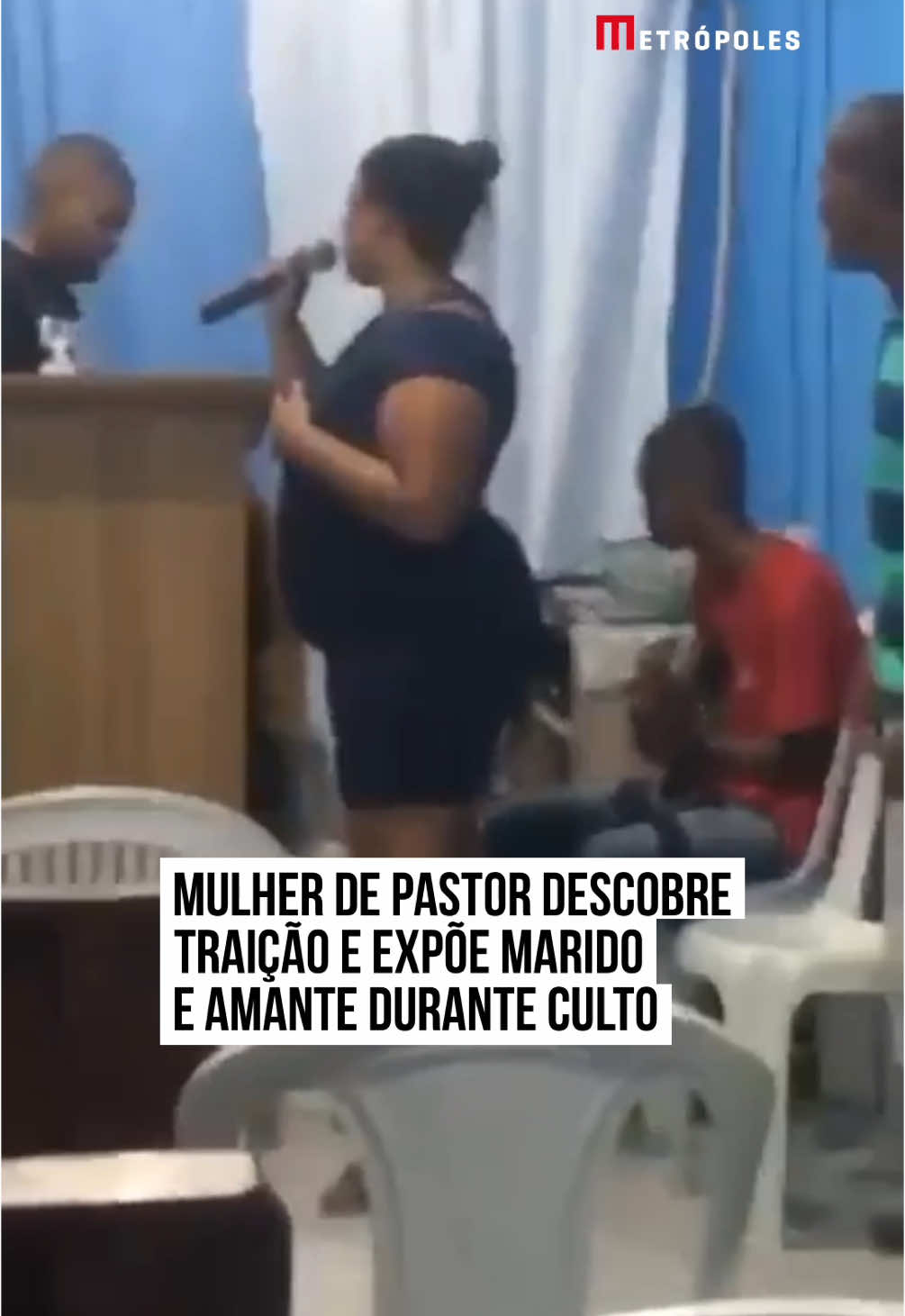 Um caso polêmico chamou atenção nas redes sociais nesta quinta-feira (26). Um vídeo que viralizou mostra uma mulher expondo uma suposta #traição do próprio marido, que seria pastor de uma igreja evangélica. O episódio aconteceu durante um culto, no município de #CamposdosGoytacazes, no #Rio de Janeiro, e gerou grande repercussão entre os presentes e na internet. No vídeo, a mulher alega ter descoberto trocas de mensagens no WhatsApp entre o marido e uma cantora da congregação, que, segundo ela, também seria casada com o guitarrista da igreja. Antes de revelar as mensagens, a mulher queimou as roupas do marido em frente à igreja, imprimiu os prints das conversas e distribuiu os papéis para os fiéis. Com o microfone em mãos, ela afirmou: 