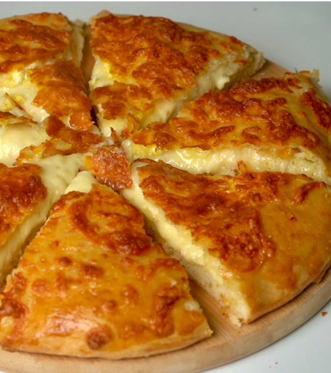 Khachapuri: Pâine cu Brânză a Georgiană  Ingrediente: Făină - 250 gr Apă caldă - 140 gr Zahăr - 5 gr Sare - 5 gr Drojdie - 5 gr Ulei - 30 ml Brânză Sulguni sau Mozzarella - 300 gr Un gălbenuș de ou O lingură smântână La cuptor 25 minute 180 grade Celsius #amintire 