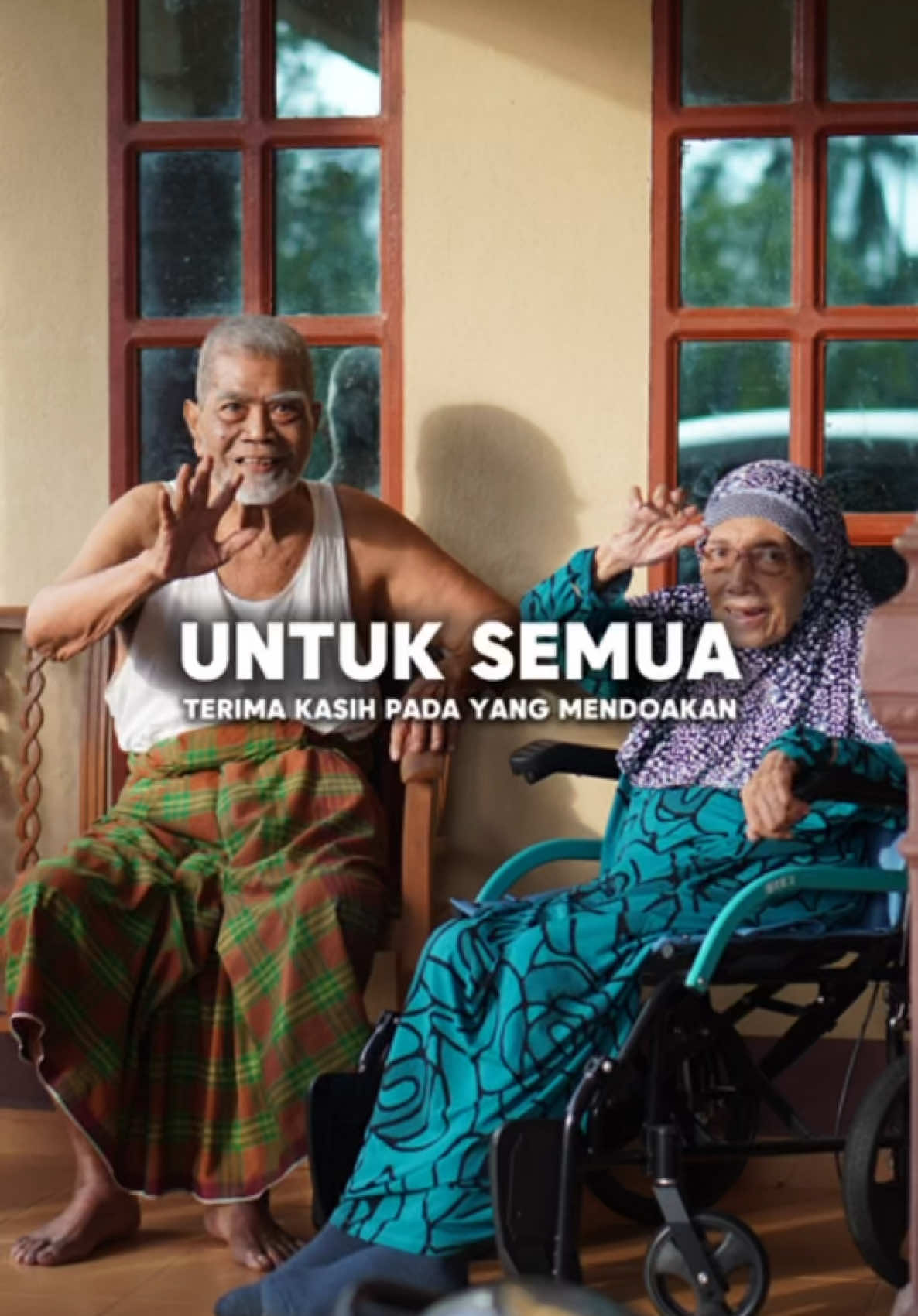 Terima Kasih tau korang :)  Kita semua sayang atuk & nenek kan🥰… Sebelum atuk gunting rambut,  aku sempat kongsi vtt yang mendapat sambutan ramai, juga yang mendoakan atuk & nenek..  Aku perhati mata atuk dah mula berlinang air mata,  aku jujur bagitahu atuk aku banyak simpan memori bersama atuk dari aku jaga atuk masa PKP sampai sekarang..  Sekarang semua rakaman menjadi tontonan umum agar mereka yang melihat, memahami, empati terhadap kisah aku, atuk & nenek. Paling tak dijangka, ramai yang sedang berada pada fasa seperti aku dan keluarga aku, yang mana kami semua sedang berbakti pada orang tua kami.  Disebabkan vtt atuk & nenek jugalah kami dapat berkumpul diruangan komen berkongsi pengalaman dan pendapat.  Harapan kami cukupkan kalian mendoakan agar segala urusan kami dpermudahkan juga urusan kalian juga dpermudahkan..  Aamin Ya Allah🤲🏻:)———————————————— 𝘗𝘦𝘯𝘨𝘨𝘶𝘯𝘢𝘢𝘯 𝘴𝘦𝘮𝘶𝘭𝘢 𝘢𝘵𝘢𝘶 𝘮𝘦𝘮𝘶𝘢𝘵 𝘯𝘢𝘪𝘬 𝘴𝘦𝘮𝘶𝘭𝘢 (𝘳𝘦𝘶𝘱𝘭𝘰𝘢𝘥) 𝘬𝘢𝘯𝘥𝘶𝘯𝘨𝘢𝘯 𝘪𝘯𝘪 𝘥𝘪 𝘮𝘢𝘯𝘢-𝘮𝘢𝘯𝘢 𝘱𝘭𝘢𝘵𝘧𝘰𝘳𝘮 𝘮𝘦𝘥𝘪𝘢 𝘴𝘰𝘴𝘪𝘢𝘭 𝘭𝘢𝘪𝘯 𝘵𝘢𝘯𝘱𝘢 𝘬𝘦𝘣𝘦𝘯𝘢𝘳𝘢𝘯 𝘳𝘢𝘴𝘮𝘪 𝘢𝘥𝘢𝘭𝘢𝘩 𝘥𝘪𝘭𝘢𝘳𝘢𝘯𝘨 𝘴𝘢𝘮𝘢 𝘴𝘦𝘬𝘢𝘭𝘪. ———————————————— #fypシ #foryoupage #fyppppppppppppppppppppppp #atoknenekiman #cucuonline 