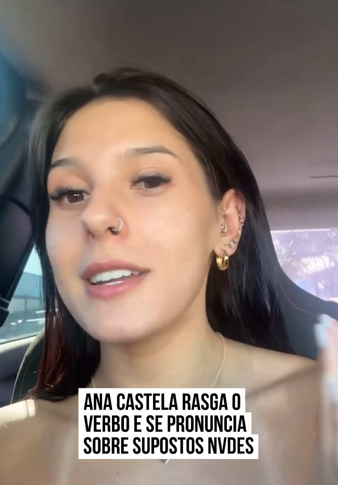 #AnaCastela rasgou o verbo e se pronunciou sobre supostos nvdes vazados. Imagens atribuídas à cantora, que teriam sido feitas com Inteligência Artificial, viralizaram e causaram um #alvoroço na web na noite desta sexta-feira (27/12). “Ai, ai! Vamos lá. Estão fazendo imagens/ vídeos [proibido para menos de 18 anos] falsos meus e estão circulando por aí”, escreveu em um story do Instagram. Castela prosseguiu o desabafo: “Acho que no Telegram. Não sei. Enfim, é falso. Tomem cuidado. A internet é podre.” A cantora relembrou outras especulações sobre sua vida que, vira e mexe, caem nas redes. “Sei que sou linda, mas não preciso disso e todo dia vejo algo relacionado com meu nome”, ressaltou. A sertaneja continuou: “Seja em sites adultos, Only [F4ns]… de que paguei alguém sensitivo pra saber do meu futuro.” Ana Castela ainda esclareceu que esses assuntos são mentirosos. “Eu não faço isso! Tudo fake! Que Deus me dê mais paciência em 2025, amém!”, pontuou. Por fim, a Boiadeira brincou com a situação e fez um deboche usando uma parte do corpo. “Agora, a foto do pé a gente conversa”, concluiu. #entretênews 