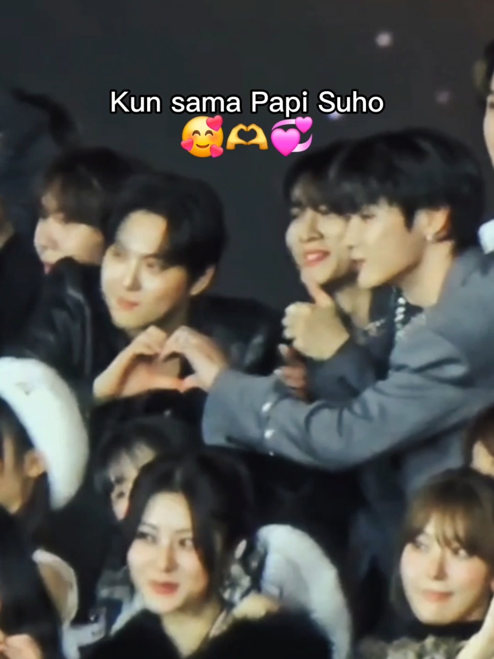 Tolong masih ngetawain ini. Julehaaaa... 😭😭😭 Itu sebenernya ada Johnny di sebelah Kazuha, tp berjarak agak jauh Johnny-nya. Kalo Hendery di belakang Zuha. 🤣 Cr vid: Yt haejinkey #lesserafim #le_sserafim #kazuha #wayv #威神v #hendery #kun #suho #aaa2024inbkk 