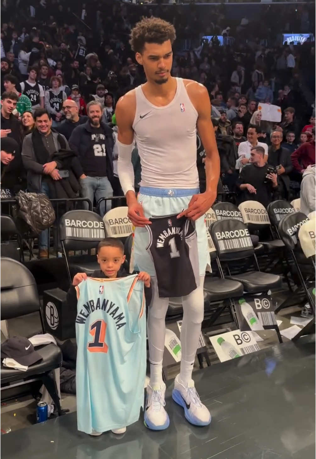 Cutest jersey swap of all time 🥹🖤 [via @San Antonio Spurs]