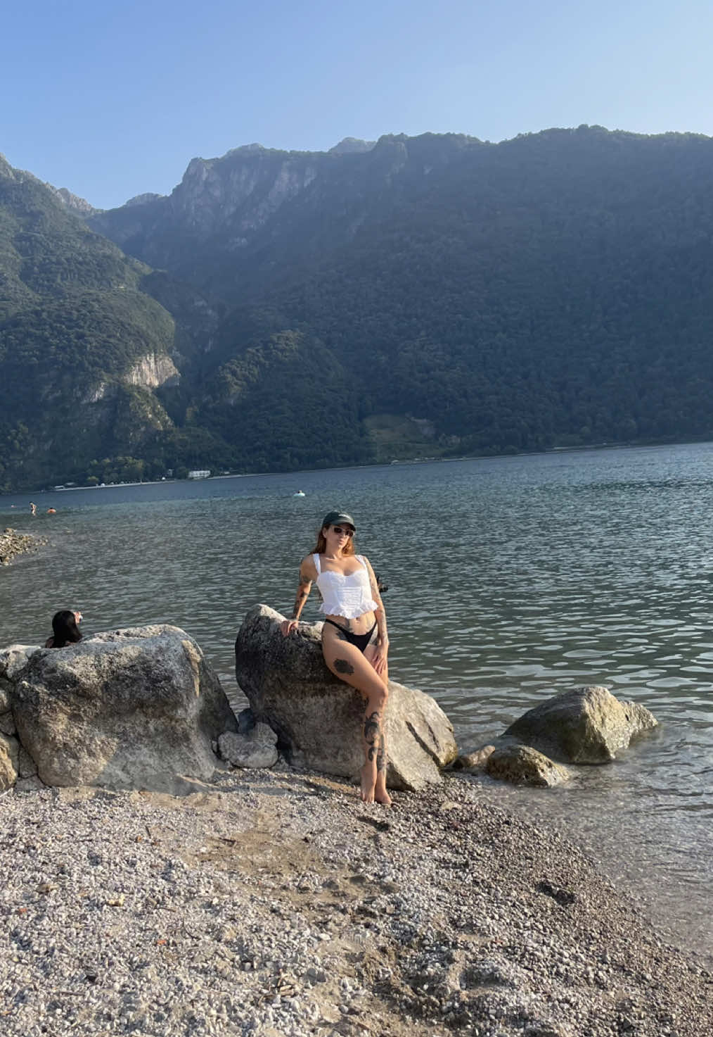 Viajando sola de Milán a Lago di Como en una simulación #solotravel #femalesolotravel #femalesolotraveler #backrooms 