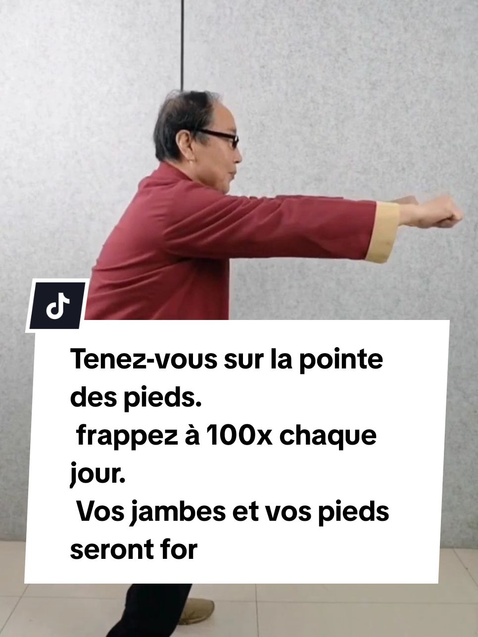 Tenez-vous sur la pointe des pieds et frappez 100 fois par jour, vos jambes et vos pieds seront forts ! Beaucoup d'entre nous, les personnes âgées, ont les jambes et les pieds faibles et il est difficile de monter et de descendre les escaliers. Au fil du temps, les muscles des jambes ont dégénéré, alors que devons-nous faire.  Aujourd'hui, je vais partager avec vous une action consistant à frapper sur la pointe des pieds ce qui peut non seulement améliorer la force des jambes, mais aussi Pour débloquer tout le corps, tenez-vous d'abord naturellement avec les pieds écartés à la largeur des épaules. Tout en vous tenant sur la pointe des pieds, serrez les poings devant votre poitrine, maintenez pendant une seconde et puis poussez avec force. Lorsque vous frappez, appuyez fermement vos talons sur le sol en même temps et coopérez avec la respiration pour obtenir un meilleur effet. Inspirez lorsque vous vous tenez sur la pointe des pieds, expirez lorsque vous frappez, et rétractez et rétractez les mollets, ce qui peut mieux lisser le liquide rouge à l'intérieur. les membres inférieurs. Nous faisons cela tous les jours. Seulement 100 fois suffisent. Tant que vous insistez pour le faire, non seulement tout votre corps sera ouvert, mais vous serez également énergique.  Vivez une vie saine sans faire de détours.