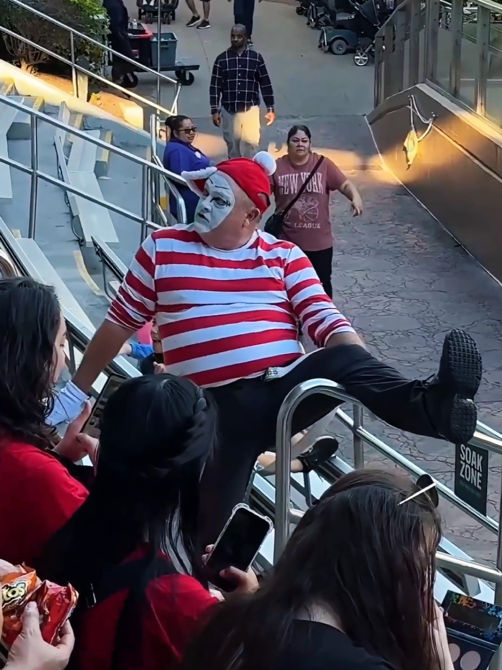 Soo Funny #lol #tomthemime #totanthemime #soathemime #soamime #mime #tomtheseaworldmime #seaworldmime #funartist #thebestoftom #bestreactionprank #funvibes #totanthemime #foryou #fyp 