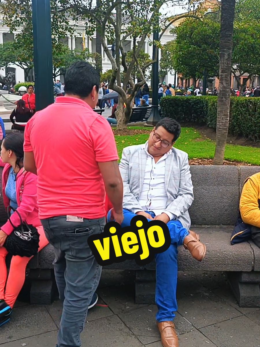 Con el viejo  en el parque de las palomas muertas y Ruliman en la ciudad 🤔🤔 #labandaquemanda #rumilomavalledeloschillos #valledeloschillos #musica #añoviejo #sangolqui #monigote 