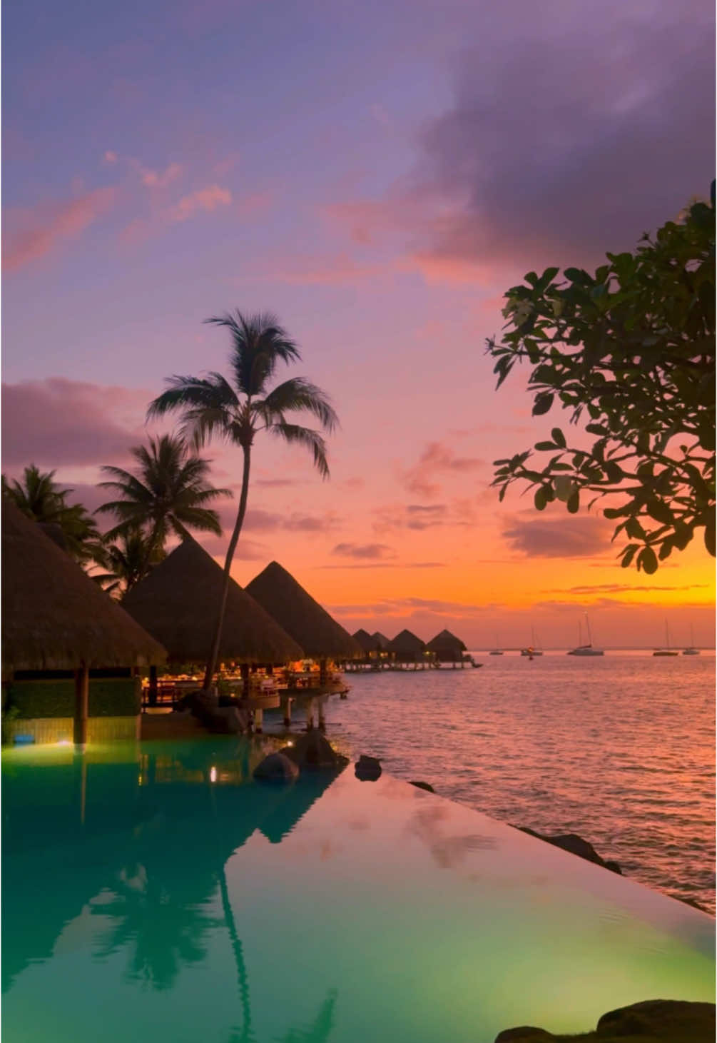 Sunset lover 🧡🌅 #polynesian #tahiti #polynesia #polynesie #sunsetbeach #sunsetlover #beautifuldestinations #peace #intercontinental #resort #traveltiktok #sky #pacific #moana #voyage #view #coucherdesoleil #fry 