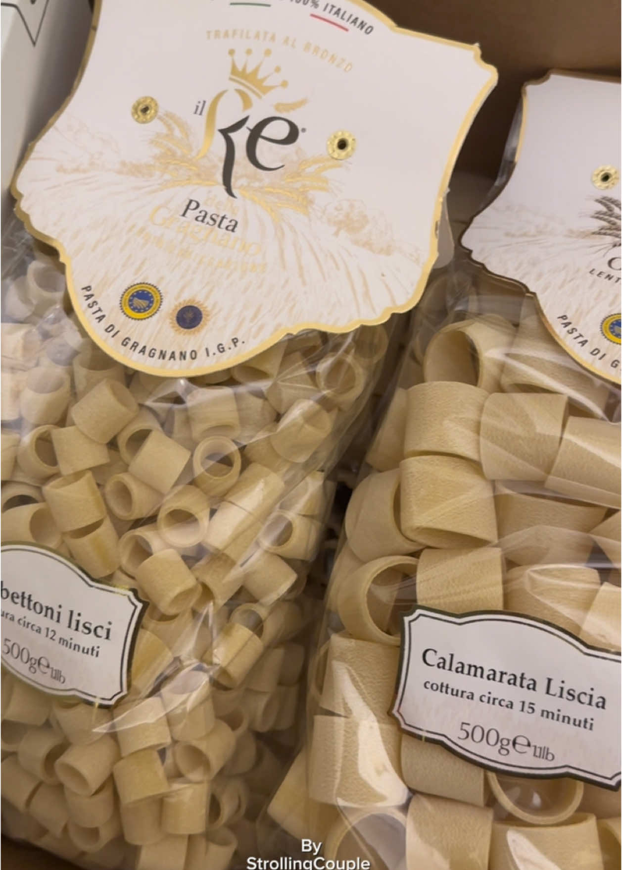 La box de “Il Re della Pasta” è un vero e proprio viaggio nella tradizione culinaria italiana. 🧑🏼‍🍳 L’autentica pasta artigianale sulla vostra tavola, realizzata con passione, ingredienti di prima qualità e attenzione a ogni dettaglio. 🍝 Il grano italiano sapientemente selezionato, coltivato in modo sostenibile e macinato con cura, presenta una semola che permette una efficace tenuta in cottura e la sua consistenza unica. 🌾 Ogni formato viene lavorato seguendo i metodi tradizionali: trafilatura al bronzo per una superficie ruvida che trattiene il sugo alla perfezione e un’essiccazione lenta a basse temperature, per mantenere intatte le proprietà organolettiche della pasta. 🍅 La varietà di formati e tipologie di pasta è pensata per soddisfare ogni palato, da chi ama i piatti semplici a chi preferisce ricette più elaborate. 🍽️ Nella box troverete alcuni dei formati di pasta più amati dagli italiani: paccheri rigati, linguine, calamarata e molti altri! 🇮🇹 Insomma, una favola culinaria tutta italiana. ✨ Quale formato vorresti provare prima❓ Scrivicelo nei commenti! 📝 *gifted @ilredellapastadigragnano  #fyp #gifted #pasta #pastatiktok #ilredellapanocchia #gragnano 