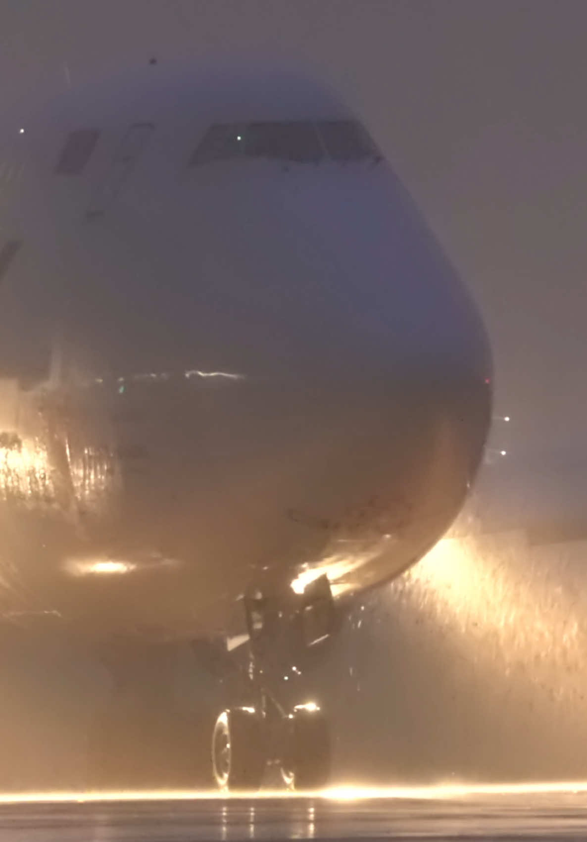 After working on new editing techniques I thought I would post an old clip that I tried it on and I won’t lie it worked out pretty good. It featured Cargolux’s queen making an all too brief visit to Manchester Airport before departing in the driving rain ☔️