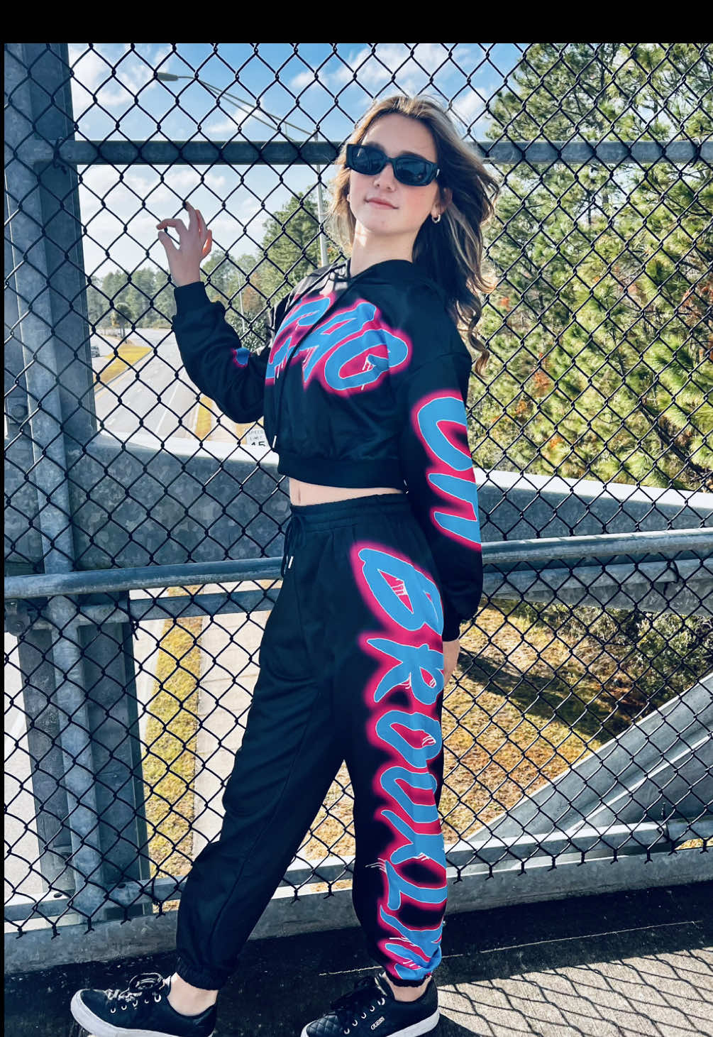 Happy Saturday!💜🖤 Today is a full day of shooting I did a little bit this morning but then it rained so now I am getting ready to do some more while the weather is nice! Love ya💗 Outfit-@DRESSIN SHOP  #austynryli #model #dancer #fashion #activewear #winter #christinaaguilera #2kpop #2000spop 