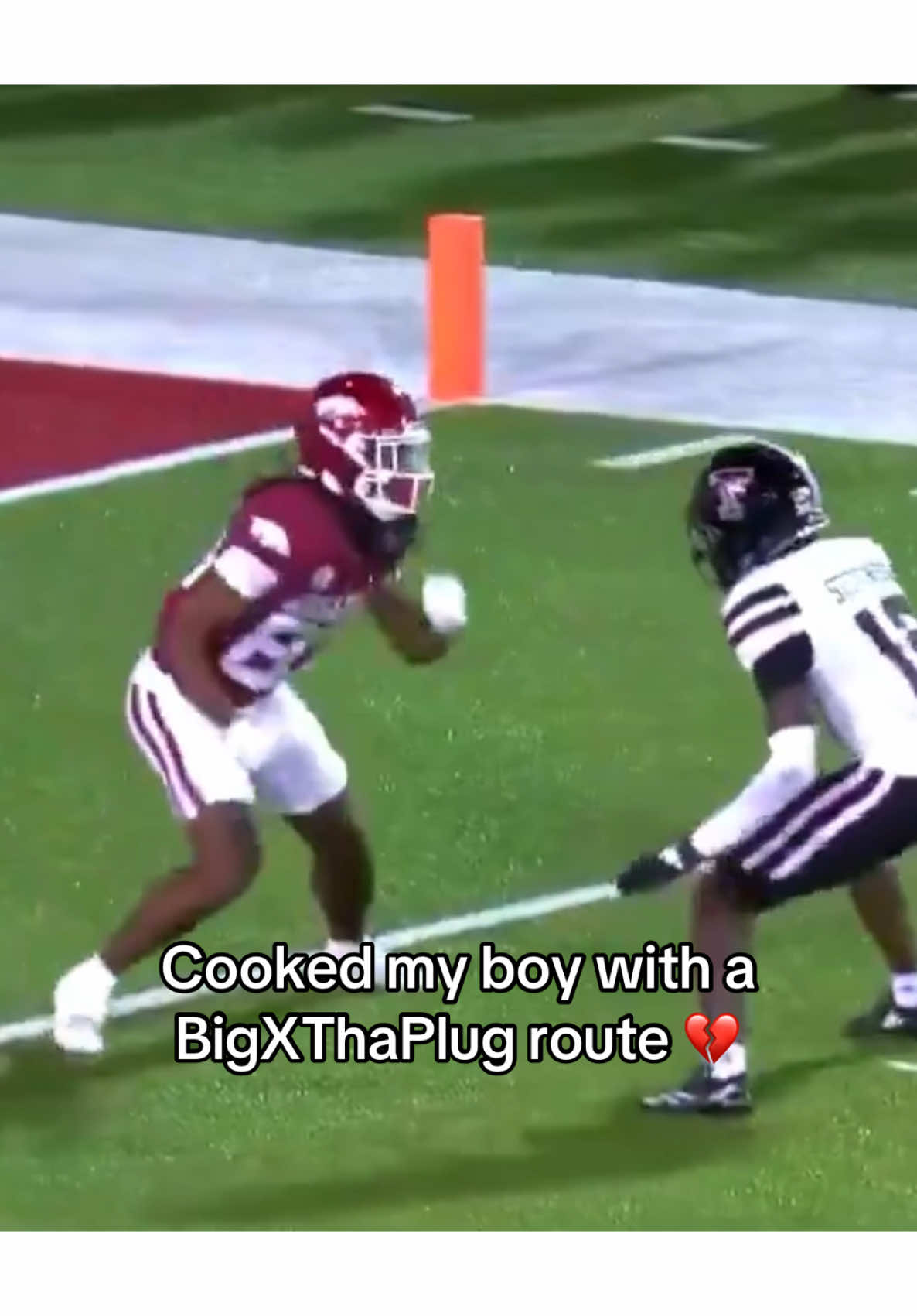 Gotta watch them hips my boy 😭 (h/t haterreport_/X) #CollegeFootball #cfb #fail #wtf #meme #funny #bigxthaplug 