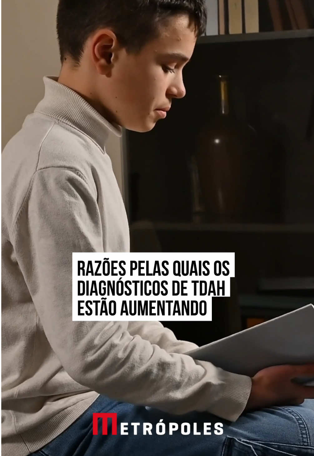 Artigo escrito pelo professor Sven Bölte, que leciona Psiquiatria da Criança e do Adolescente no Instituto Karolinska, na Suécia, para a plataforma de divulgação científica The Conversation.Por muito tempo, presumiu-se que algo entre 5 e 6% das crianças tinham Transtorno de #DéficitdeAtenção e #Hiperatividade (#TDAH). Mas, na prática, as taxas costumam ser mais altas. Os Centros Americanos de Controle e Prevenção de Doenças estimaram, em 2022, a prevalência em 11,4% em crianças. O Conselho Sueco de #Saúde e Bem-Estar relata que, também em 2022, 10,5% dos #meninos e 6% das #meninas receberam um diagnóstico de TDAH, o que representa 50% a mais do que em 2019. E o Conselho prevê que as taxas acabarão se estabilizando em 15% para meninos e 11% para meninas. Quais podem ser as razões por trás do aumento surpreendente de diagnósticos de TDAH ? Aqui estão oito causas possíveis, muitas das quais se sobrepõem e interagem entre si. ▪️ Vários diagnósticos feitos em uma mesma pessoa ▪️ Aumento do conhecimento e da conscientização dos profissionais ▪️ Redução do #estigma ▪️ A sociedade moderna exige mais das habilidades cognitivas ▪️ Expectativas mais altas em relação à saúde e ao desempenho ▪️ As mudanças nas escolas levaram a que mais alunos tivessem dificuldades ▪️ Os formuladores de políticas priorizam a avaliação ▪️ O diagnóstico garante o acesso a apoio e recursos.  #TikTokNotícias 📹 StoryBlocks