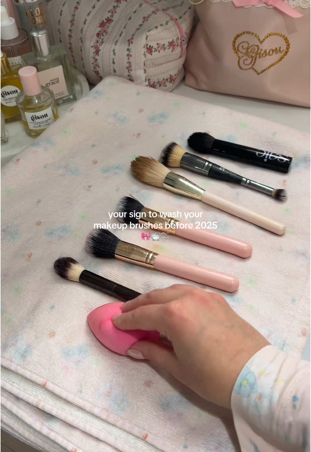 it’s time to do everything you’ve been avoiding before the new year!!🫧💫 #makeupbrushes #makeupbrushcleaning #CleanTok #cleaningtiktok #cleanwithme #newyear #cleaningmakeupbrushes #asmr 