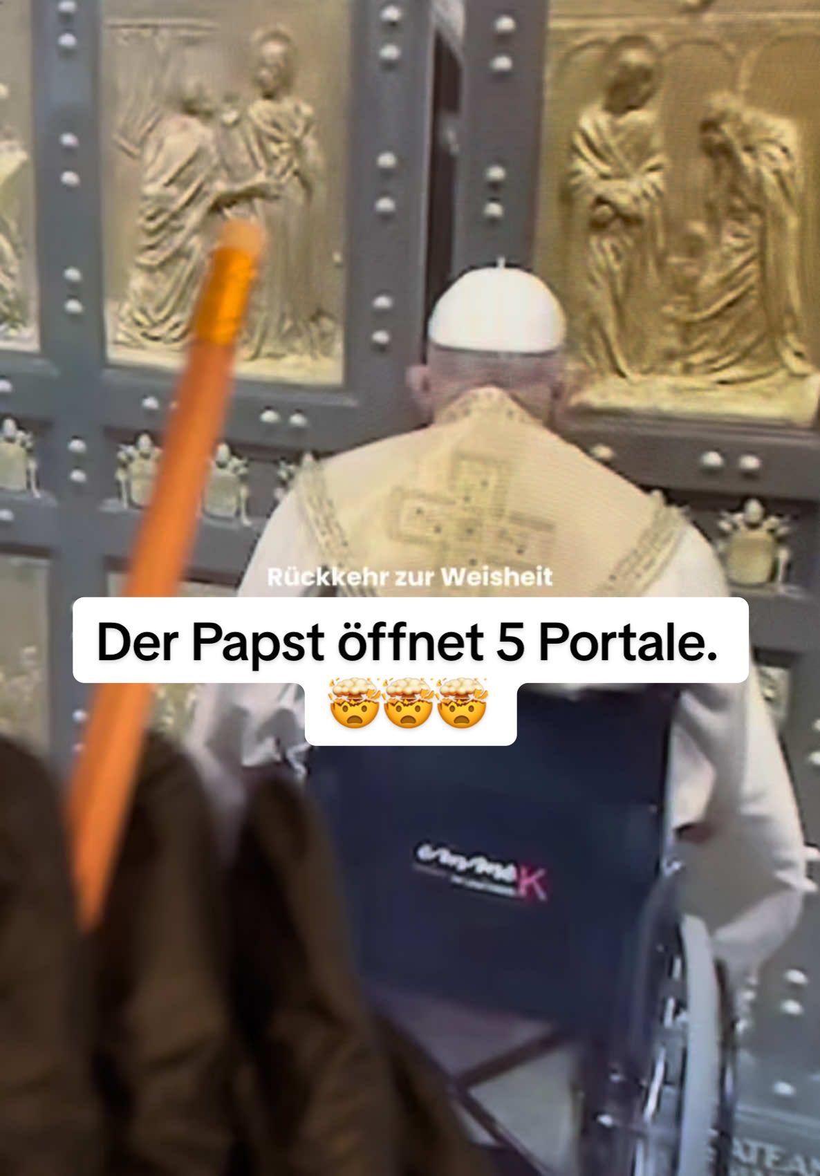 Der Papst öffnet 5 Portale.  