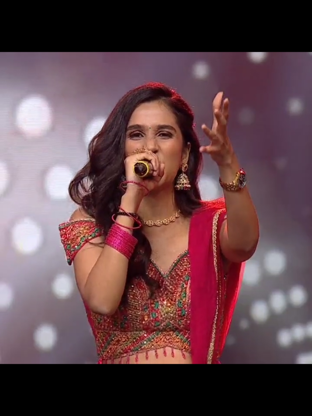 On the stage of sa re ga ma pa, contestant Shraddha performed the song in her powerful voice. #saregamapa  #fypシ #fypシ゚viral #foryoupage #fyp #foryou #for #song #mikka #foryou 