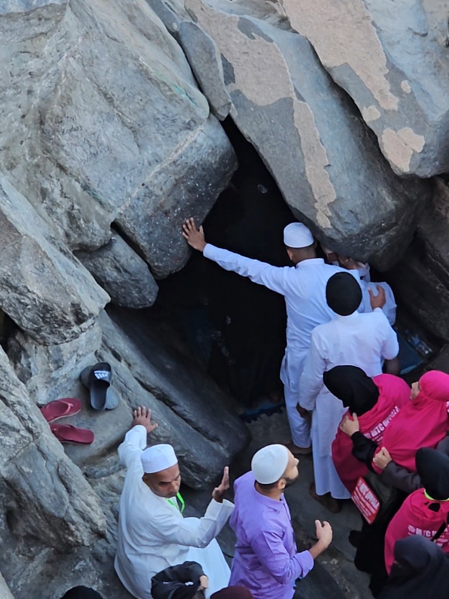 قمة جبل النور و غار حراء مهبط الوحي لاول مرة على الرسول الكريم سيدنا محمد عليه الاصلاة و السلام