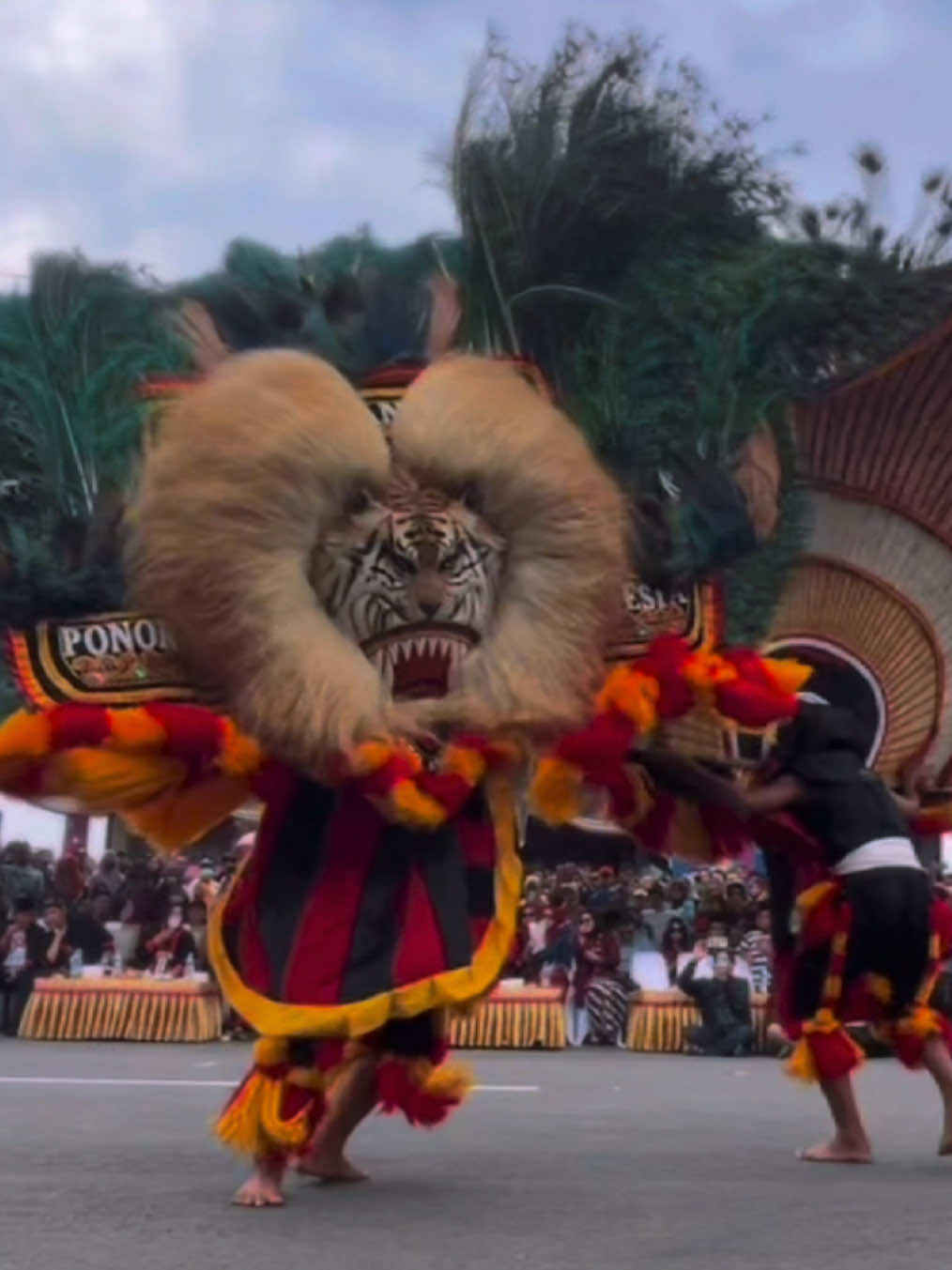 Detik” Reog terbesar dengan 3 cuhung merak berhasil diangkat  🔥🔥🔥 Dhadak Merak ANDRIYAN1922 REOG PONOROGO #reogponorogo #pembarongnusantara #reog #ponorogo #storywa #fyp #fypシ #xyzbca #viral #trumpet #viralvideo #bumireogberdzikir #brb2024  #bumireogberdzikir2024 #pshtpusatmadiun #psht #pshtindonesia22 #psht1922 #pshtjaya #pshtstory #shterate #shteratejaya #terate #viraltiktok 