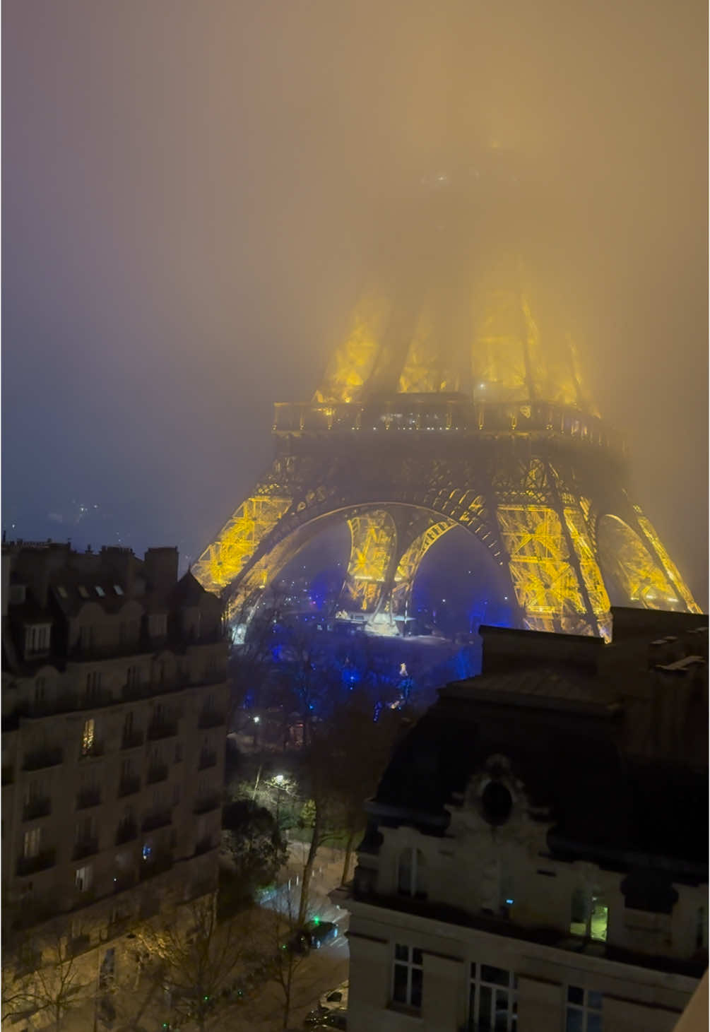 #winterinparis #parisbynight #eiffeltower 