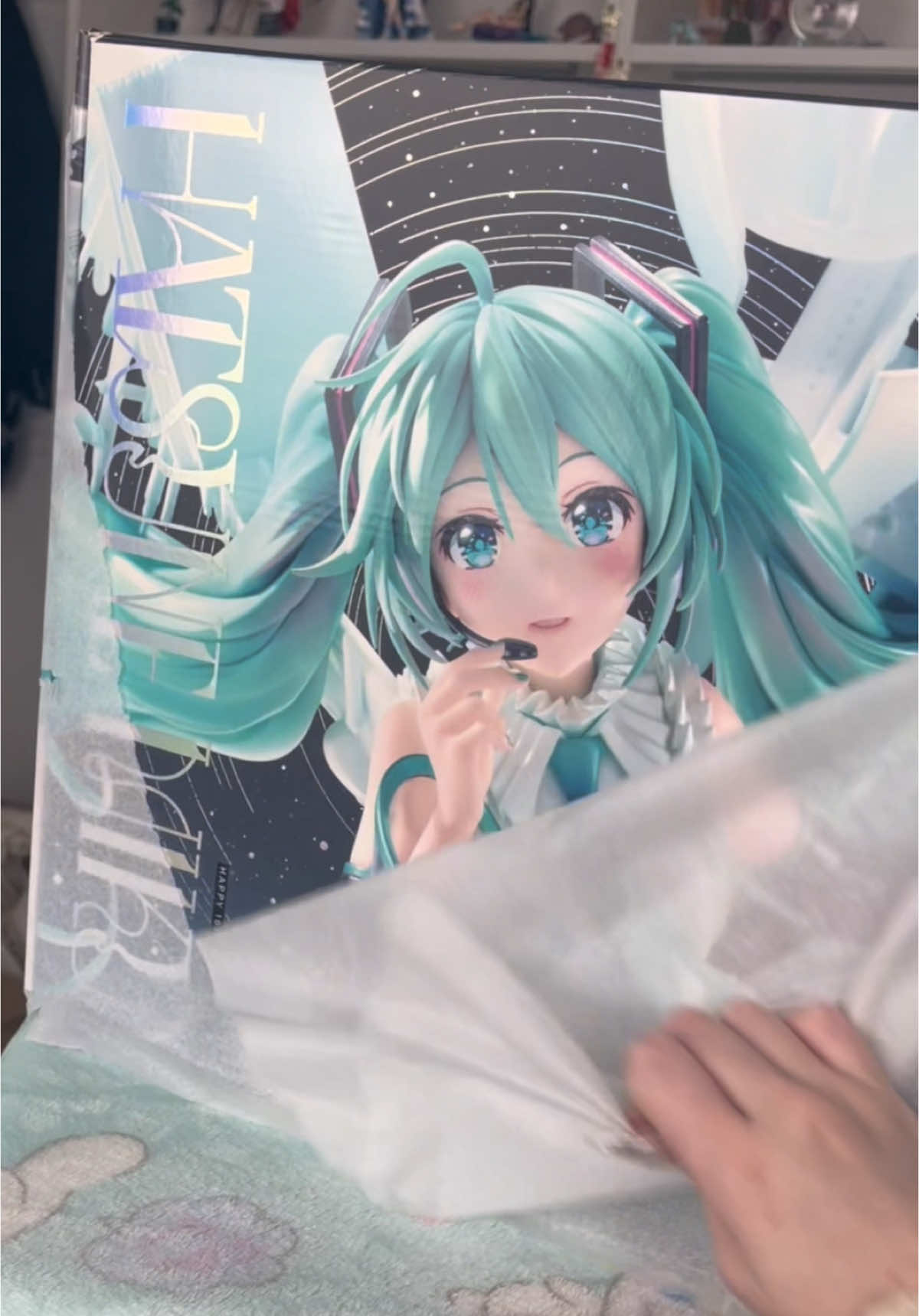 Let’s unbox one of my FAVOURITE miku figures!! ✨✨🌟 #hatsunemiku #vocaloid #kawaiiaesthetic #mikufigure #animefigure #figurecollection #hatsunemikufigure #vocaloidmiku #vocaloidfigure #mikucollection #hatsunemikuvocaloid #figurecollector #mikubirthday #mikuanniversary #unboxing #figureunboxing 