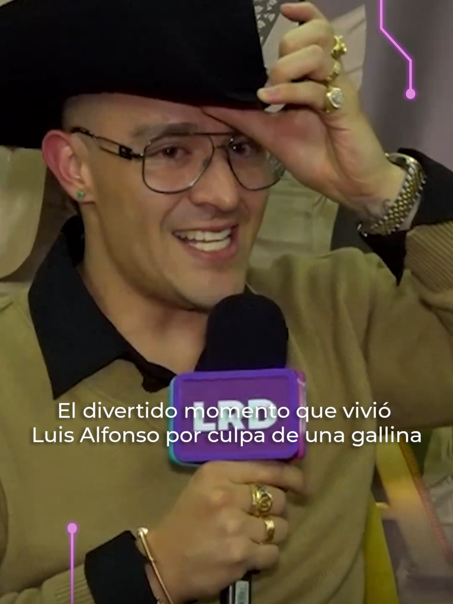 La inocentada que le jugó una gallina a Luis Alfonso ¡en pleno momento romántico! 🐔💘 ¡La ave también quería ser protagonista! 😂💫 #LaRedCaracol Disfruta de más contenido en www.caracoltv.com/la-red